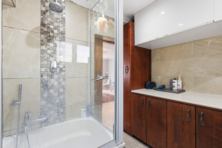 2 Bedroom Property for Sale in Sea Point Western Cape